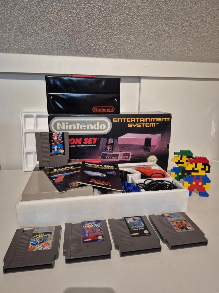 Nintendo nes in doos met spellen, Spelcomputers en Games, Spelcomputers | Nintendo NES, Ophalen of Verzenden, Zo goed als nieuw