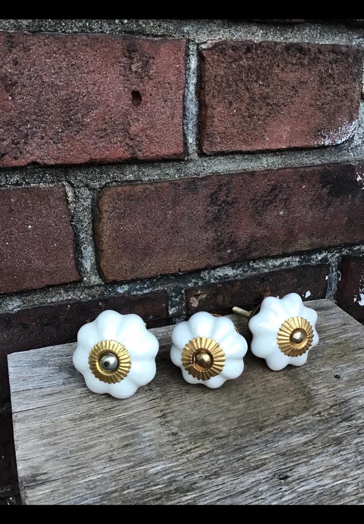 Witte porseleinen knopjes, 3 stuk. Wit steen, porselein knop, Ophalen of Verzenden, Zo goed als nieuw