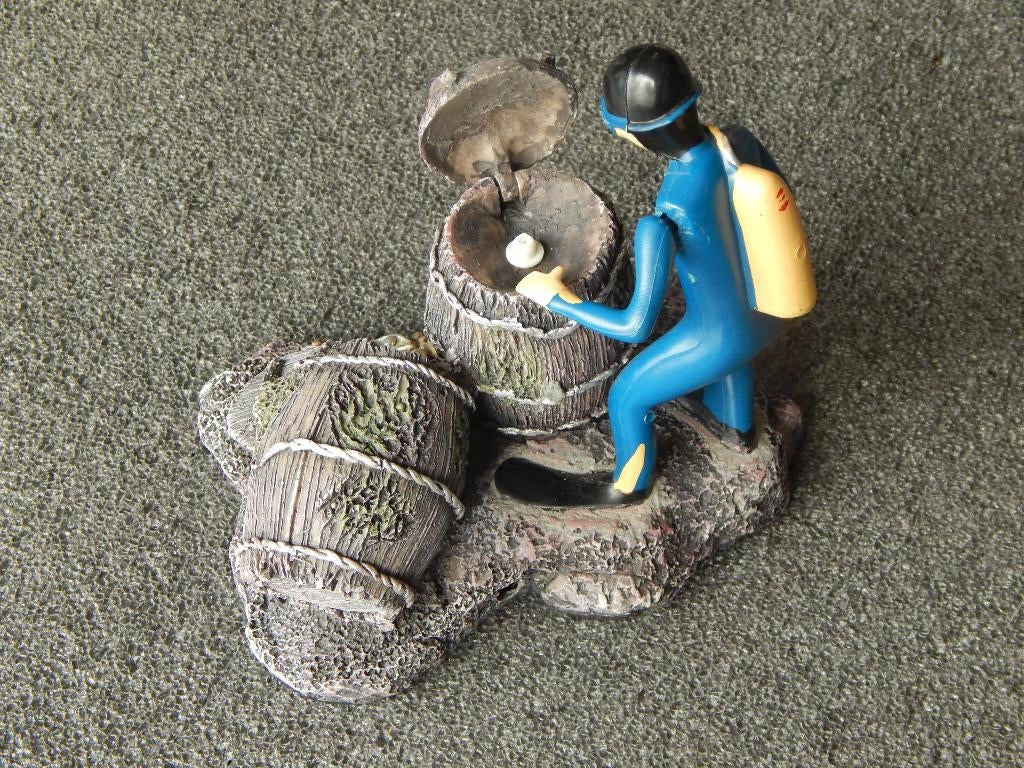 Aquarium decoratie ; Duiker met vaten., Ophalen of Verzenden, Zo goed als nieuw