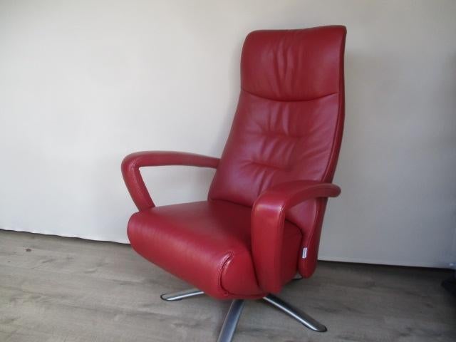 NIEUWSTAAT Framatie Twice design relax fauteuil rood leder, Huis en Inrichting, Ophalen, 75 tot 100 cm, Leer, Zo goed als nieuw