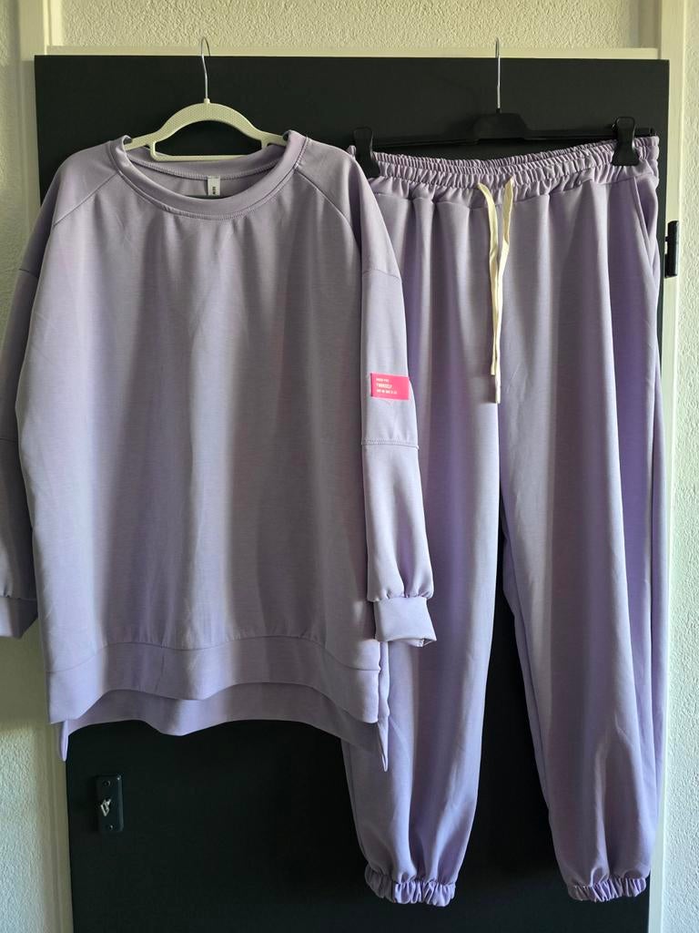 Nieuw pak lila 40 42 44, Kleding | Dames, Huispakken, Ophalen of Verzenden, Nieuw, Maat 42/44 (L), Paars