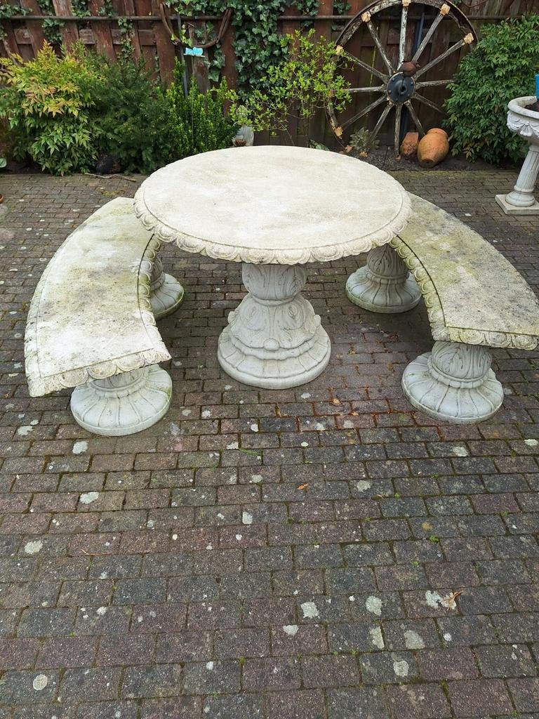 Betonnen tuinset tafel en 2 bankjes., Tuin en Terras, Tuintafels, Ophalen of Verzenden, Rond, Overige materialen