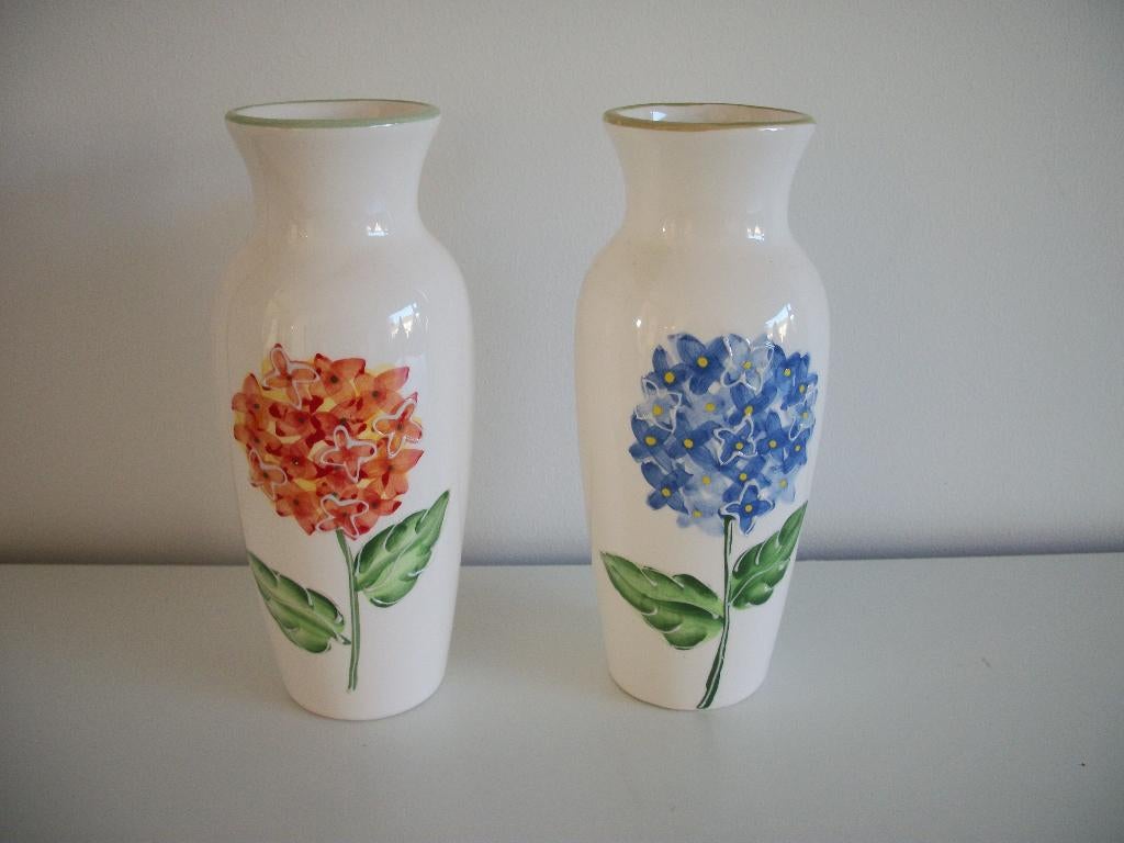 2x Vaas Ecru Blauw Oranje - Bloemen 18 hoog - Nieuw p.stuk, Blauw, Aardewerk of Porselein, Nieuw, Ophalen of Verzenden