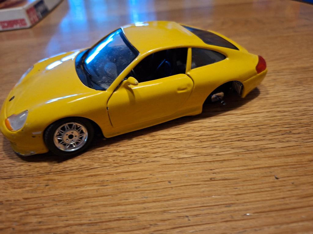 bburago porsche 911 carrera geel gebruikt, Ophalen of Verzenden, Gebruikt, Auto