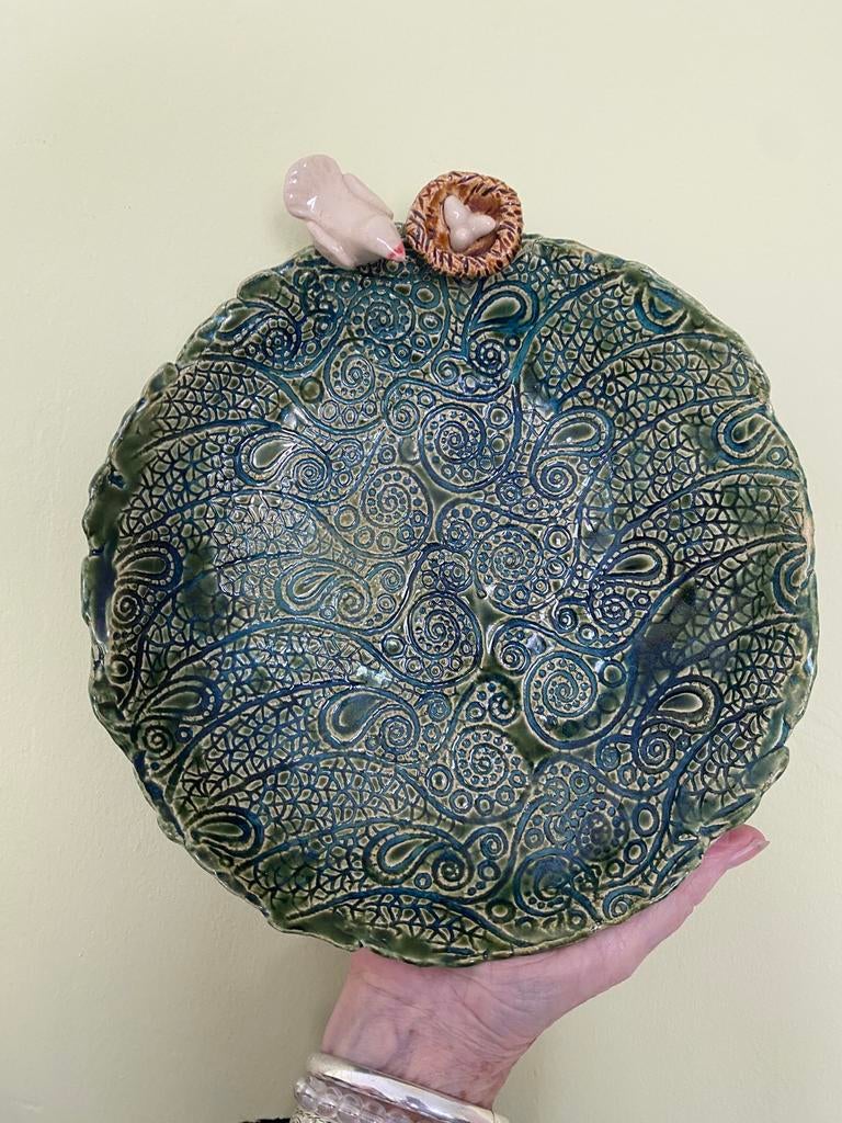 Unieke handgemaakte keramieken schaal met vogel en nest, Antiek en Kunst, Ophalen