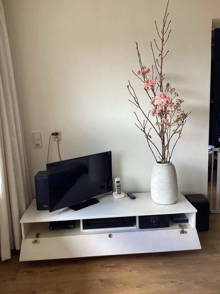 Crème tv kastje met rvs pootjes, Huis en Inrichting, Kasten | Televisiemeubels, Ophalen, Gebruikt, 150 tot 200 cm, Minder dan 100 cm