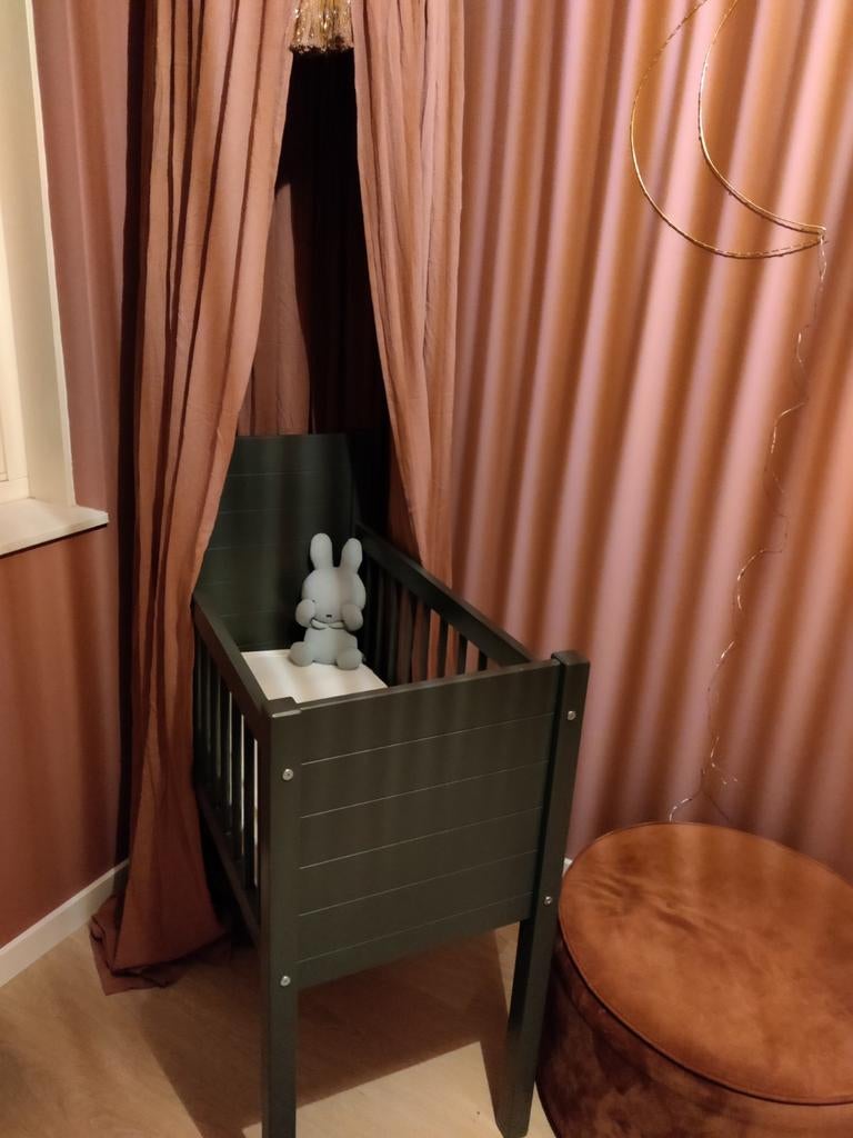 Kidsmill wieg donkergrijs plus matrasje, Kinderen en Baby's, Babywiegjes en Ledikanten, Ophalen, Zo goed als nieuw, Wieg