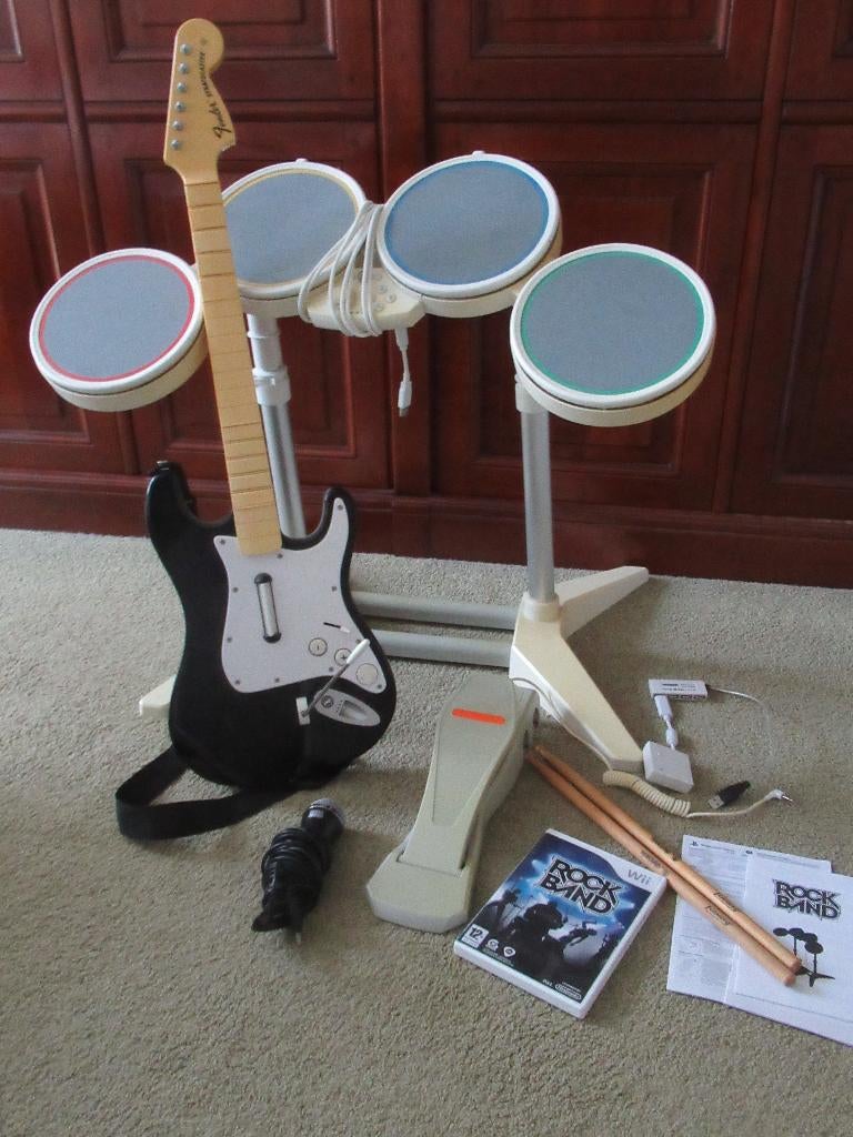 Nintendo Wii ROCK BAND bundel (spel/mic/drums/gitaar/usb), Ophalen, Muziek, Gebruikt, 3 spelers of meer