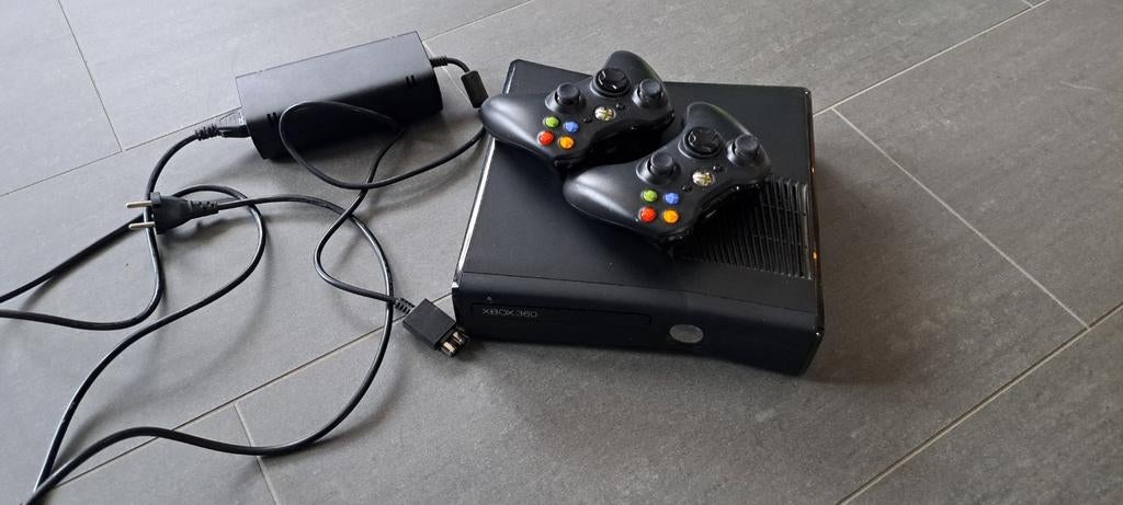 Xbox 360 met 2 controllers en voeding, Ophalen of Verzenden, Gebruikt, Met 2 controllers
