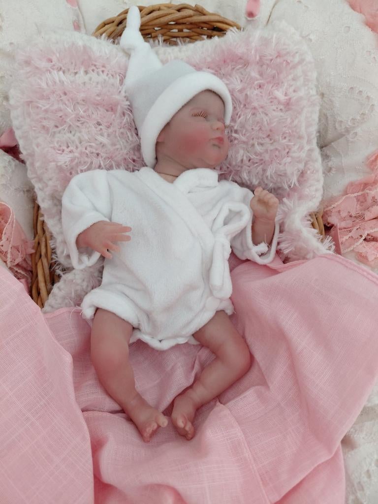 Reborn  prematuur babypop met badjasje en mutsje, Verzamelen, Poppen, Ophalen of Verzenden, Nieuw, Babypop, Levensecht of Reborn