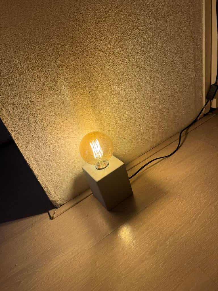Sfeervolle kubus tafellamp met gloeilamp, Ophalen, Minder dan 30 watt, E27 (groot), Zo goed als nieuw