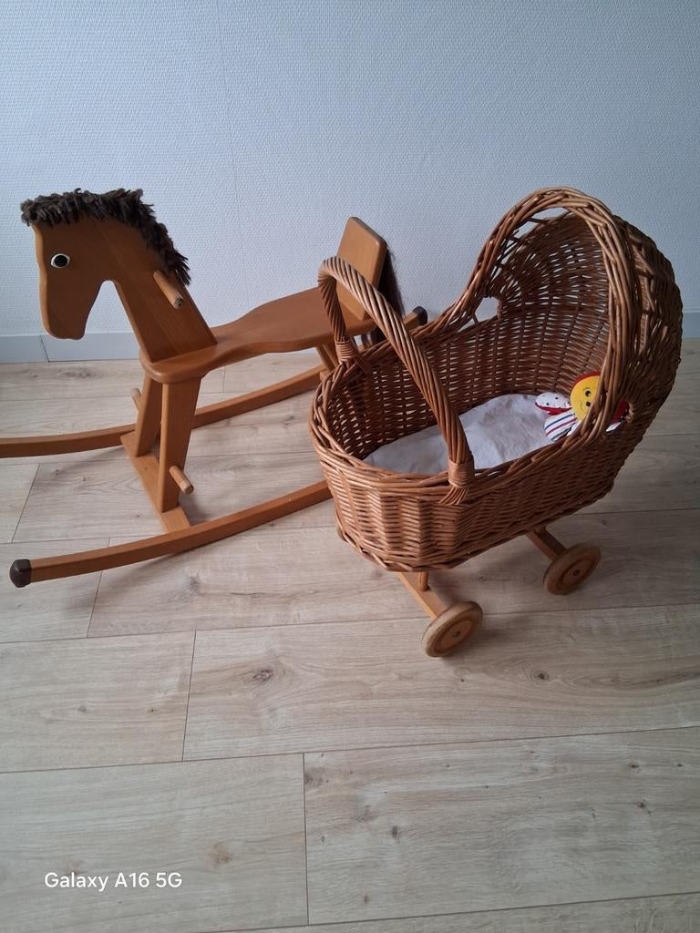 Vintage rotan poppenwagen en hobbelpaard., Kinderen en Baby's, Speelgoed | Poppen, Ophalen, Gebruikt, Babypop
