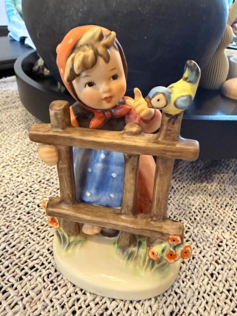 Goebel Hummel beeldje: Meisje aan hekje met vogel (203), Verzamelen, Beelden en Beeldjes, Zo goed als nieuw, Hummel, Ophalen