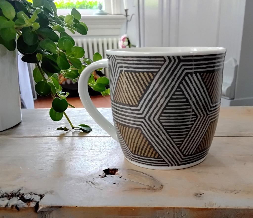 Mok met tekst aan binnenkant (van Ado gordijnen), Huis en Inrichting, Keramiek, Ophalen of Verzenden, Zo goed als nieuw, Overige stijlen