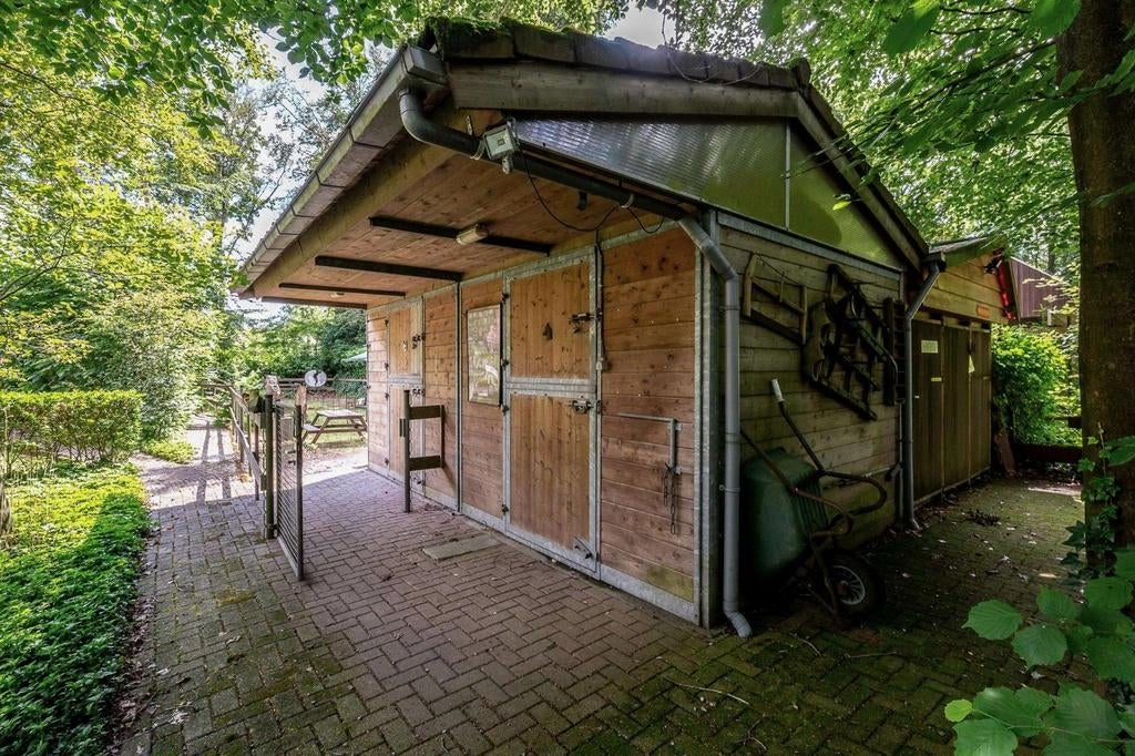 Klassieke paardenstallen 2 buitenboxen met pannendak, Stalling, 2 of 3 paarden of pony's