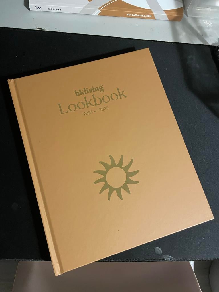 HK LIVING LOOKBOOK 2024-2025 - Limited Edition - Nieuw, Boeken, Ophalen of Verzenden, Nieuw, Interieur en Design
