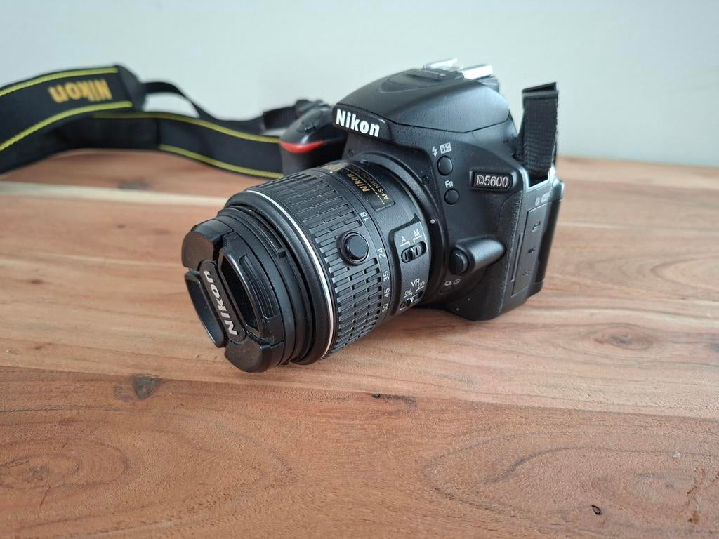 Nikon D5600 spiegelreflexcamera met lader en extra accu, Audio, Tv en Foto, Fotocamera's Digitaal, Ophalen of Verzenden