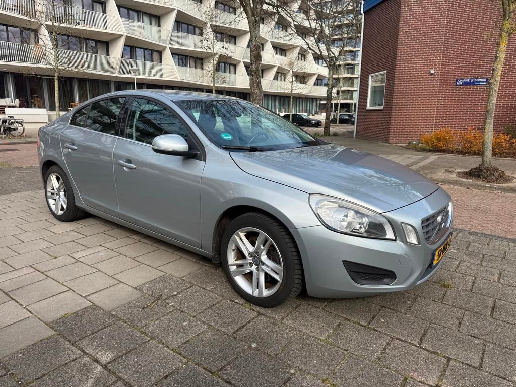 Volvo S60 1.6 T3 Kinetic Airco Cruise PDC Trekhaak, Voorwielaandrijving, Stof, Gebruikt, 4 cilinders