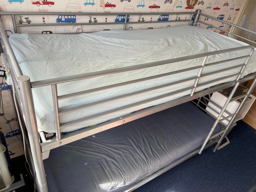 Prima eenvoudig metalen stapelbed (matrassen ook te koop), Huis en Inrichting, Slaapkamer | Stapelbedden en Hoogslapers, Ophalen