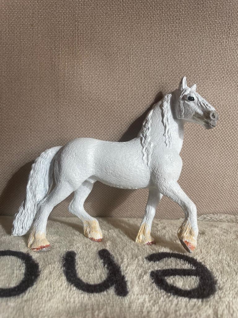 Schleich witte fries, Verzamelen, Dierenverzamelingen, Nieuw, Beeldje of Figuurtje, Paard, Ophalen of Verzenden