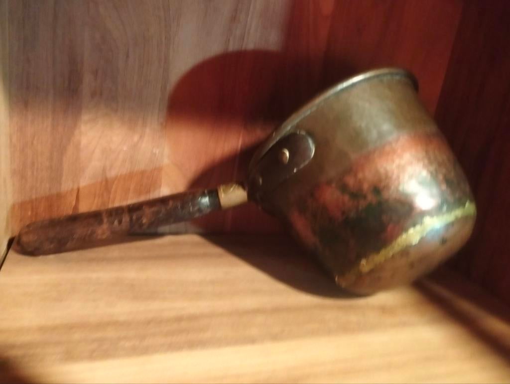 Antieke steelpan met ronde bodem, vertind koper, Ophalen of Verzenden