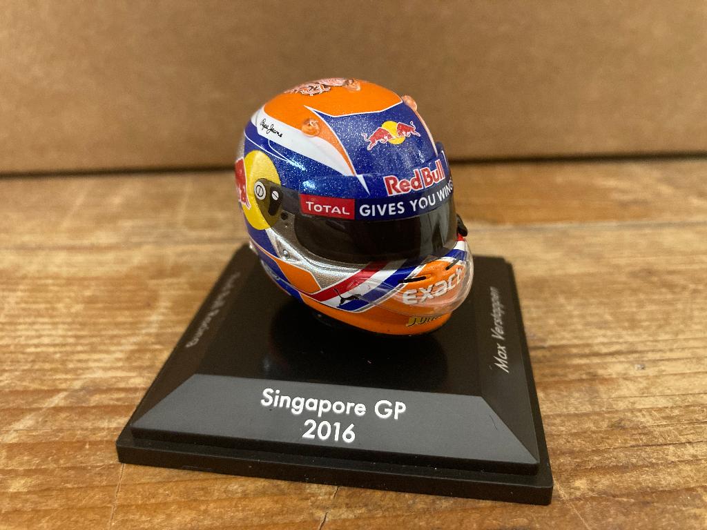 ✅ Max Verstappen 1:8 Helm Red Bull RB12 Singapore GP 2016, Verzamelen, Ophalen of Verzenden, Nieuw, Formule 1