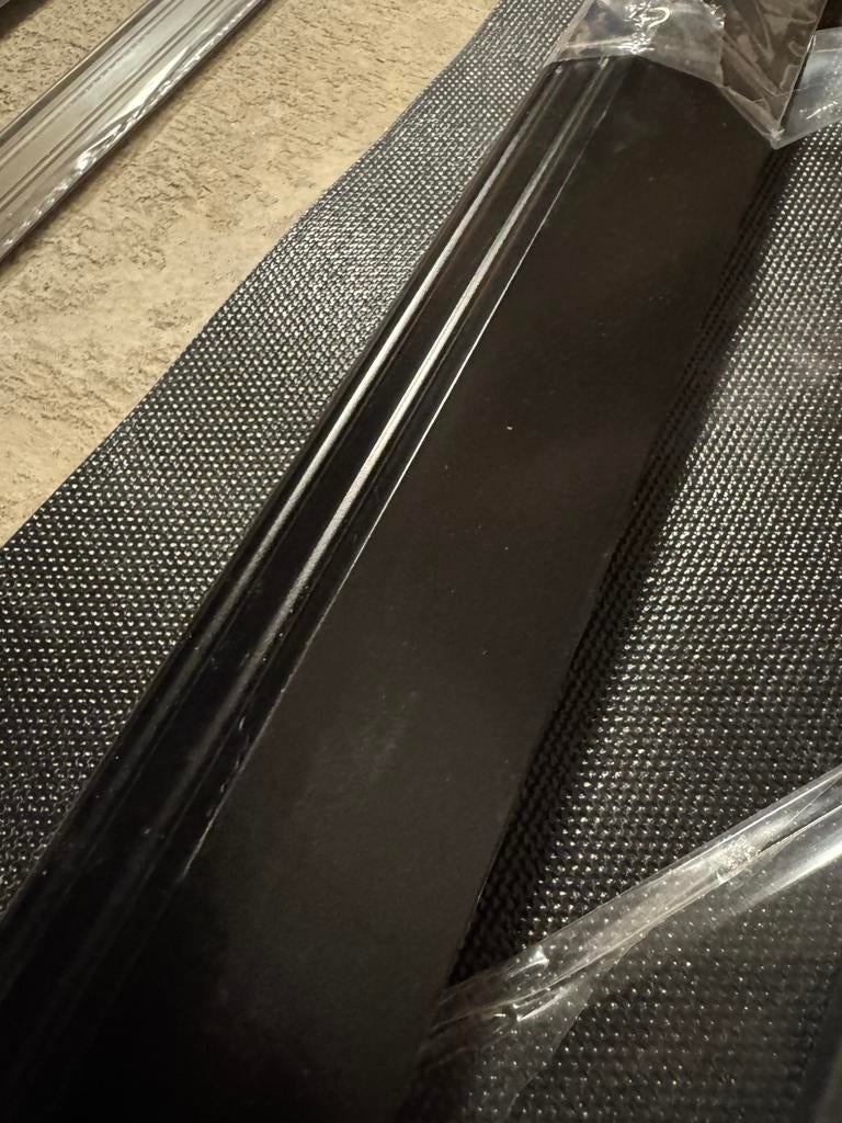 Hoekprofiel zwart zelfklevend -270 cm- 52x22 mm (Nieuw), Overige materialen, Overige typen, Nieuw, Ophalen of Verzenden