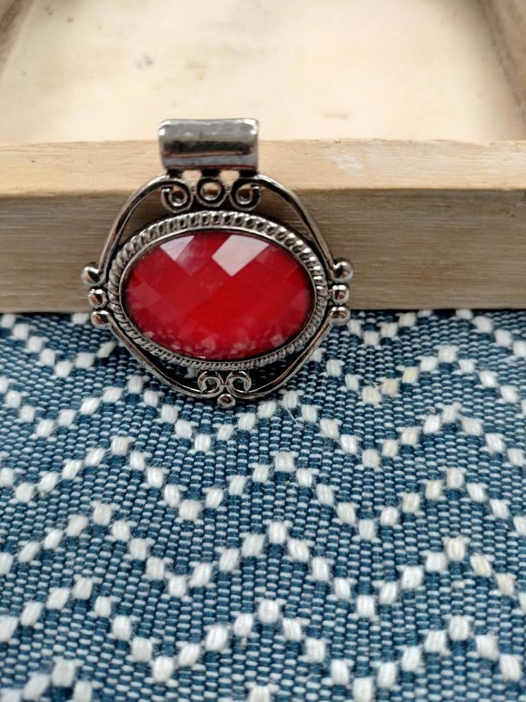 Ketting hanger met kunststof rode steen, Ophalen of Verzenden, Overige merken