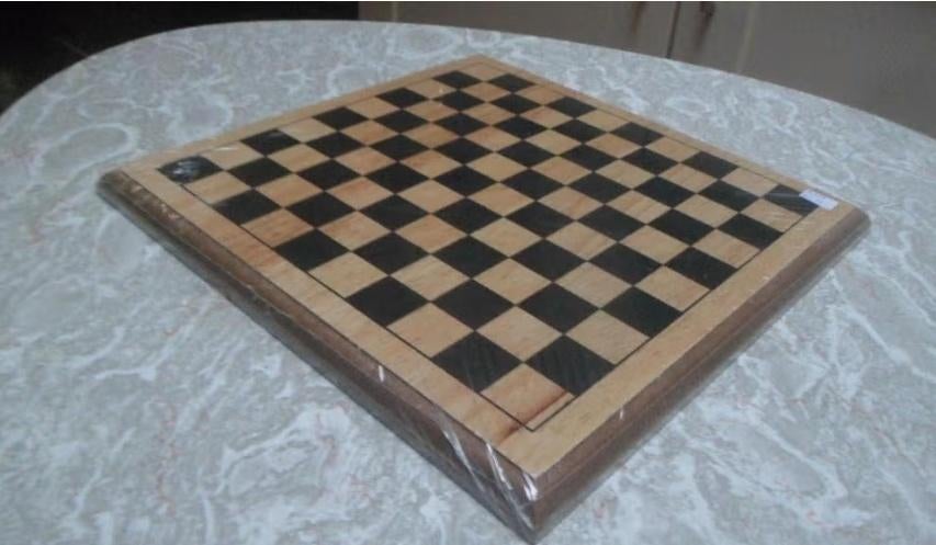 Nieuw houten dambord 29 x 29 cm. dammen exclusief damstenen, Een of twee spelers, Ophalen of Verzenden, Nieuw