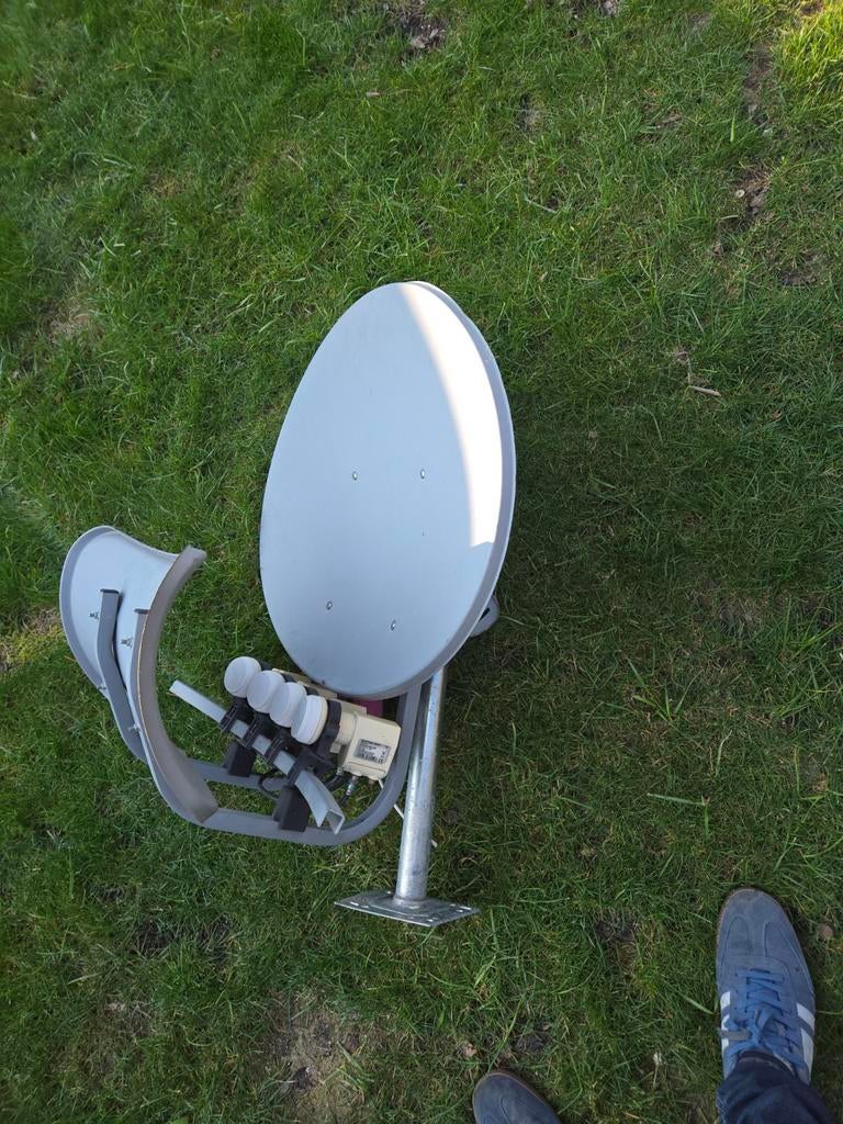 Schotelantenne met 4 LNB's en DiSEqC switch, Ophalen of Verzenden, Gebruikt, (Schotel)antenne, Overige merken