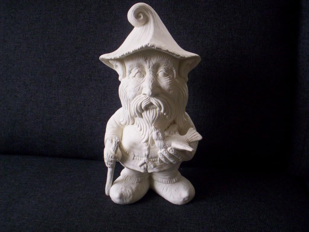 KERAMIEK beeld kabouter met vogel handgemaakt, Hobby en Vrije tijd, Pottenbakken, Ophalen of Verzenden, Nieuw