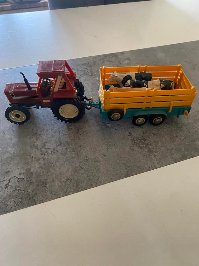 Britains fiat 880 bruin met veewagen en koeien, Ophalen of Verzenden, Zo goed als nieuw, Tractor of Landbouw, Britains