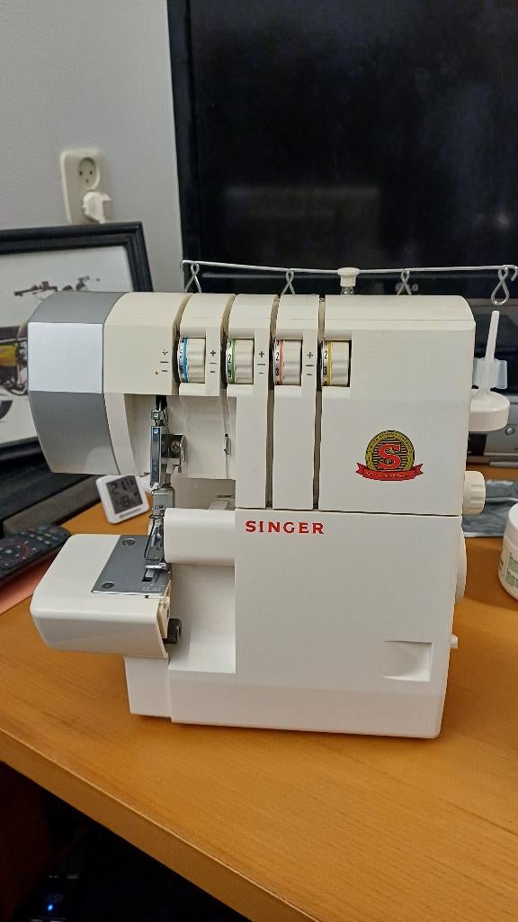 Singer 14SH754 Lockmachine, Hobby en Vrije tijd, Naaimachines en Toebehoren, Ophalen of Verzenden, Zo goed als nieuw, Lockmachine