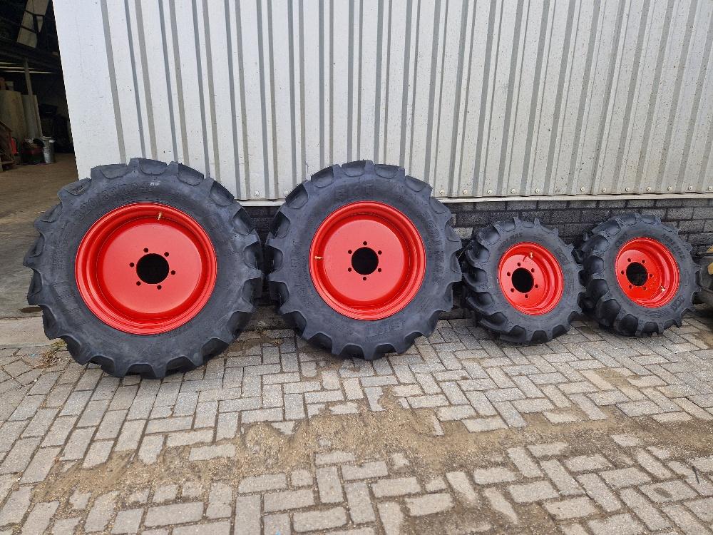 Fendt 200 smalspoor banden set Nieuw, Zakelijke goederen, Agrarisch | Onderdelen | Banden, Velgen en Assen, Ophalen of Verzenden