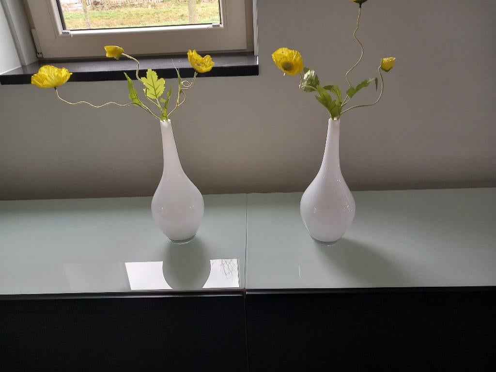 2 WITTE VAZEN MET DECORATIE  VAN SALONG VAN IKEA, Huis en Inrichting, Woonaccessoires | Vazen, Wit, Ophalen of Verzenden, Minder dan 50 cm