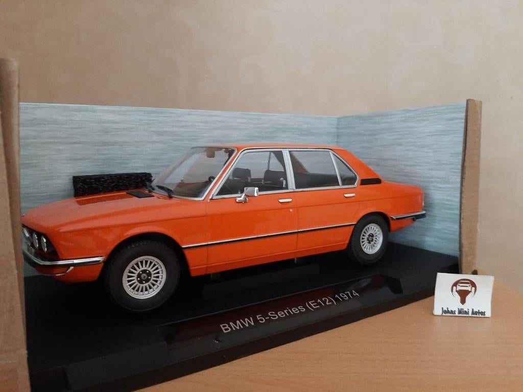 BMW 5-serie (E12) 1974 Oranje van MCG 1:18, Hobby en Vrije tijd, Modelauto's | 1:18, Overige merken, MCG, Auto, Nieuw