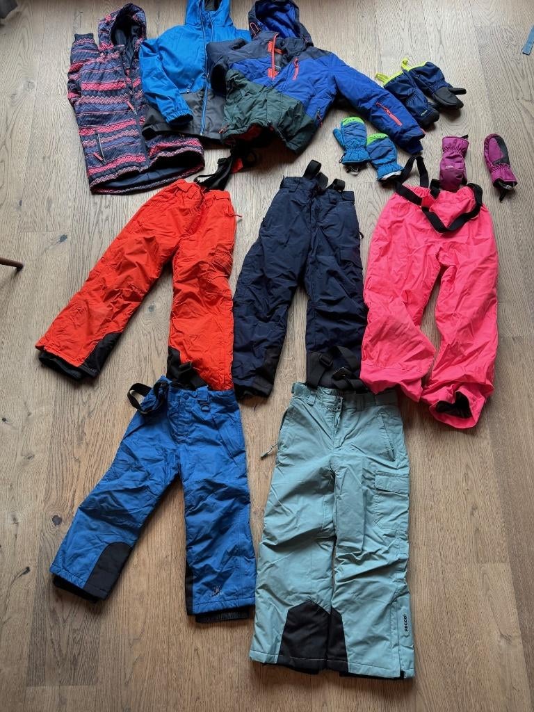 Skibroeken Ski jassen kind 122-128 en handschoenen, Overige merken, 100 tot 140 cm, Ophalen of Verzenden, Zo goed als nieuw