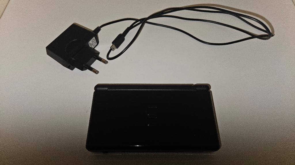 Nintendo DS lite (DEFECT) + oplader, Met games, Verzenden, Zwart, Niet werkend