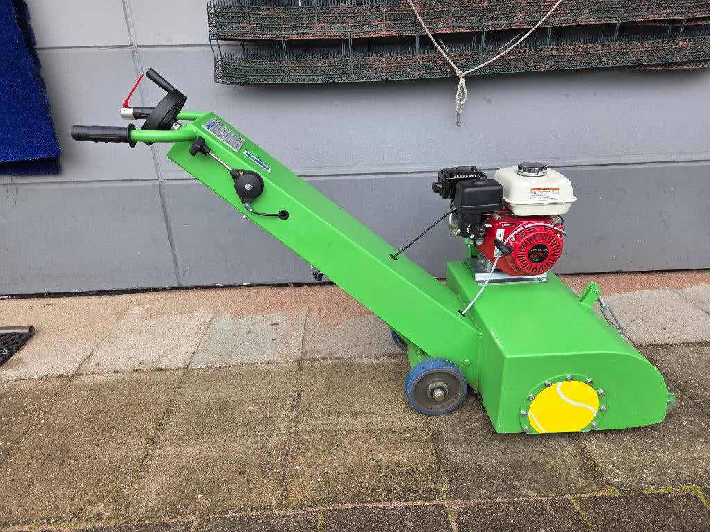 Borstelmachine voor Kunstgras Padel- en Tennisbanen., Ophalen, Zo goed als nieuw, Green Venus