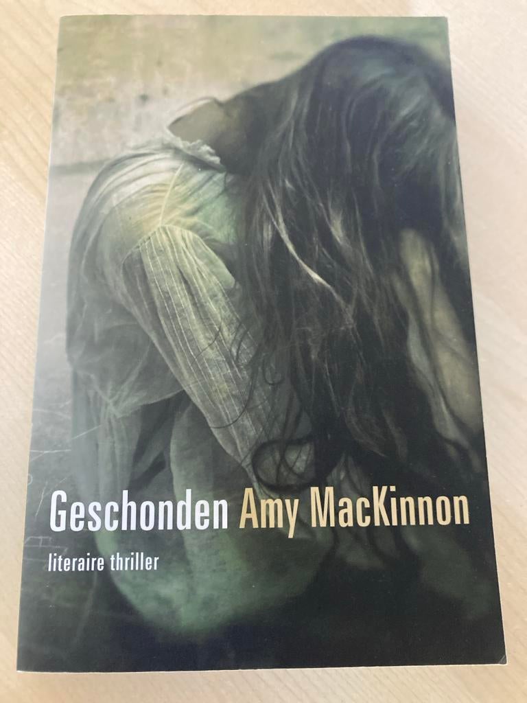 Geschonden - Amy MacKinnon, Ophalen of Verzenden, Zo goed als nieuw, Europa overig