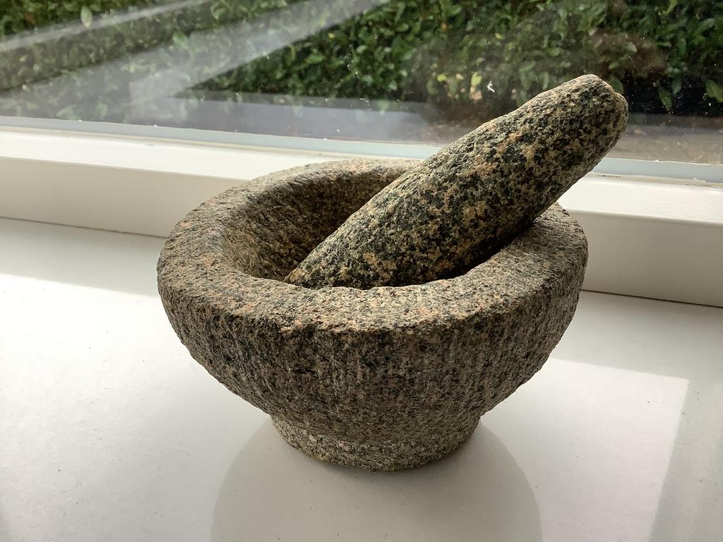 Mooie mortier vijzel met stamper  ca 14 cm ruw graniet, Ophalen of Verzenden, Zo goed als nieuw