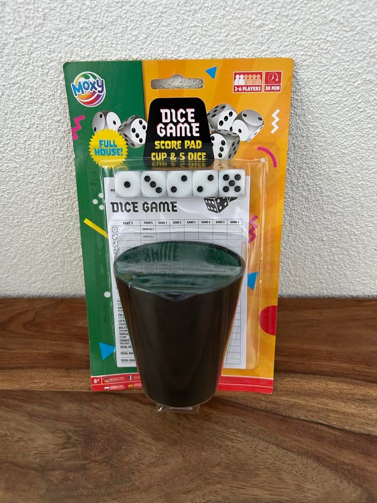 Moxy Dice Game met dobbelbeker en scoreblok, Hobby en Vrije tijd, Gezelschapsspellen | Overige, Nieuw, Een of twee spelers, Drie of vier spelers