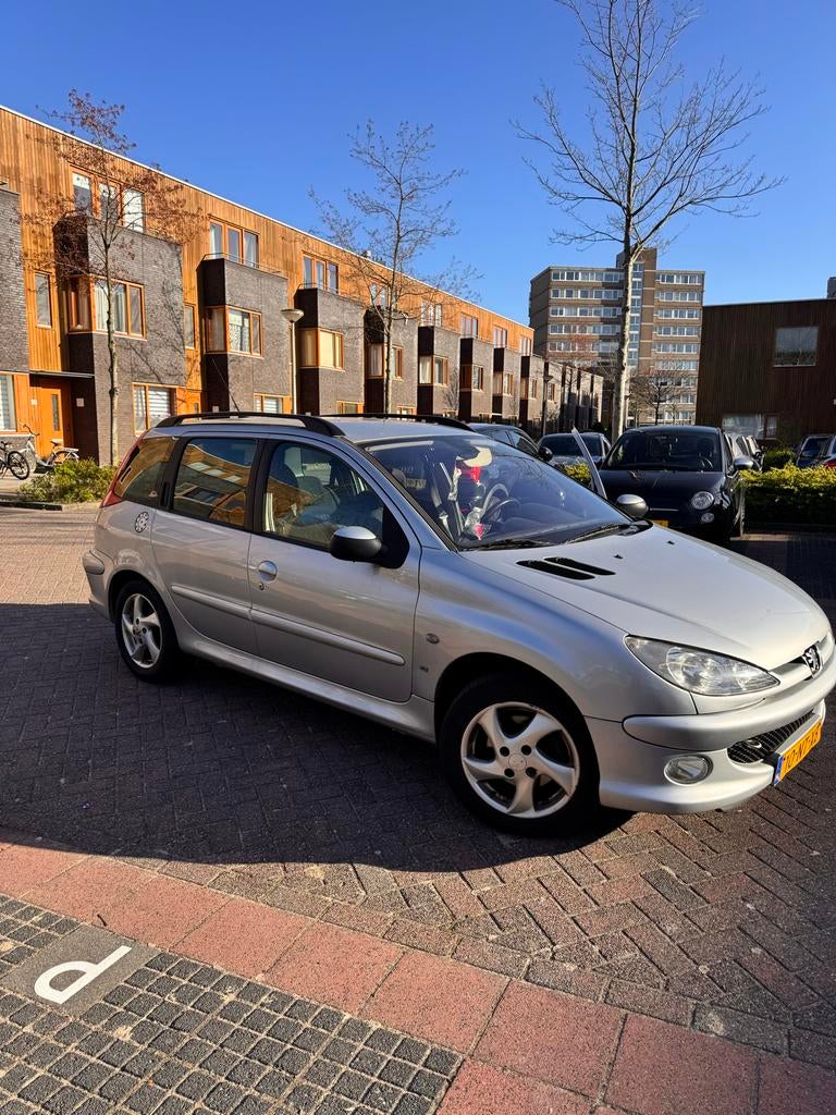 Peugeot 206 1.6 16V SW 2004 Grijs, Auto's, Voorwielaandrijving, 40 €/maand, Zwart, 4 cilinders