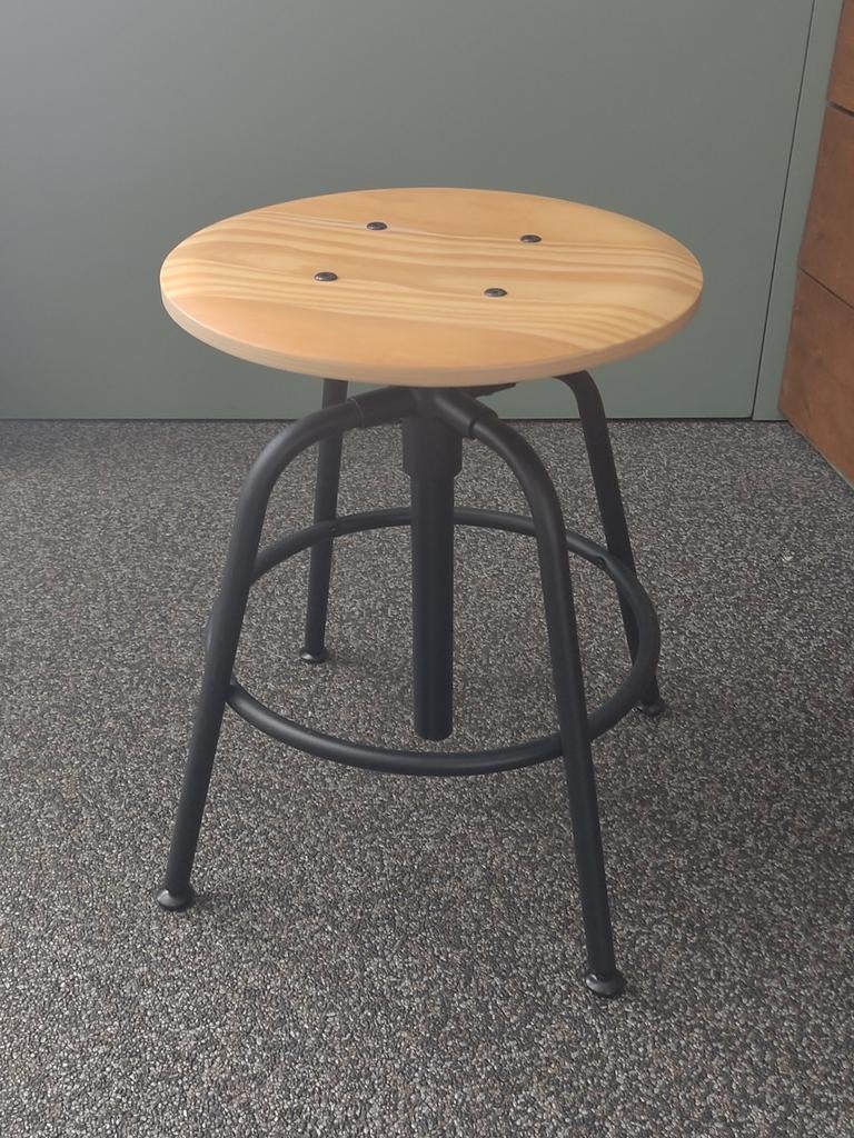 Ikea Kalleberg Kruk, zwart grenen, Ophalen, In hoogte verstelbaar, Zo goed als nieuw, IJzer