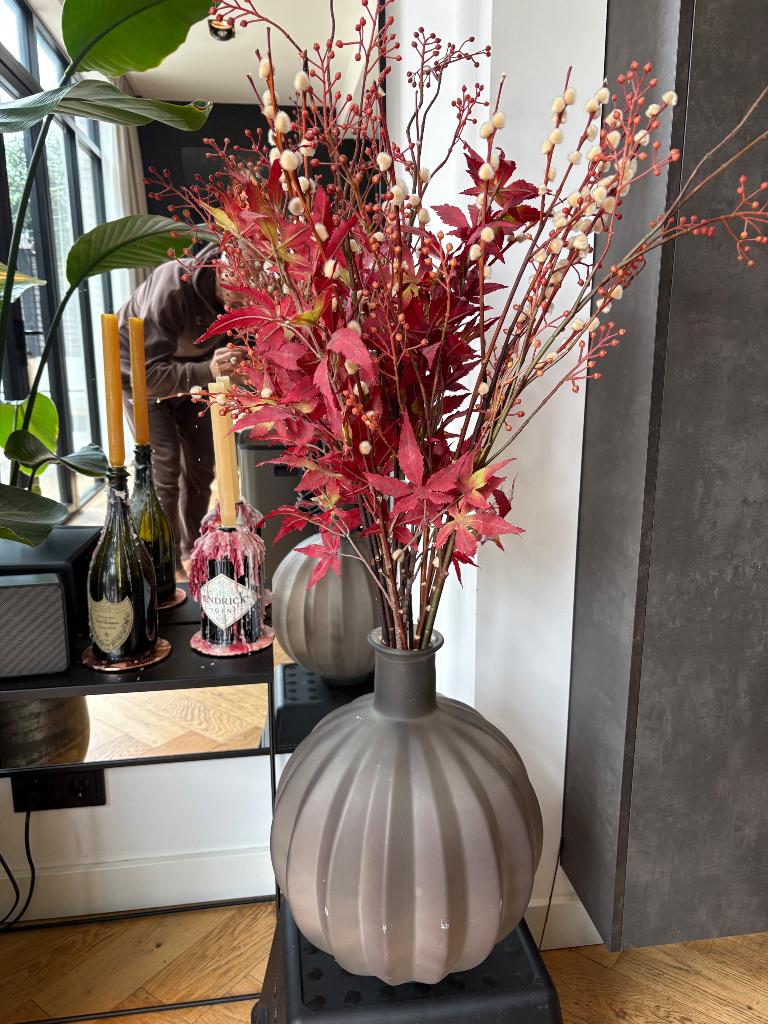 Design vaas met zijde bloemstuk, Ophalen of Verzenden, Zo goed als nieuw, Binnen