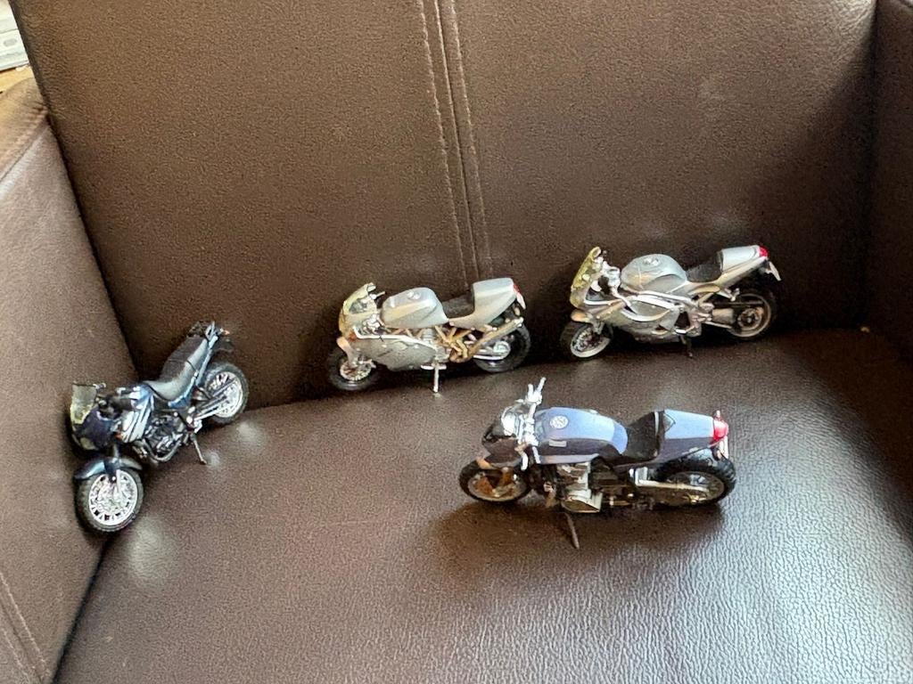 Modelmotoren schaal 1:18 met bewegende details, Hobby en Vrije tijd, Modelbouw | Auto's en Voertuigen, Ophalen of Verzenden, Gebruikt