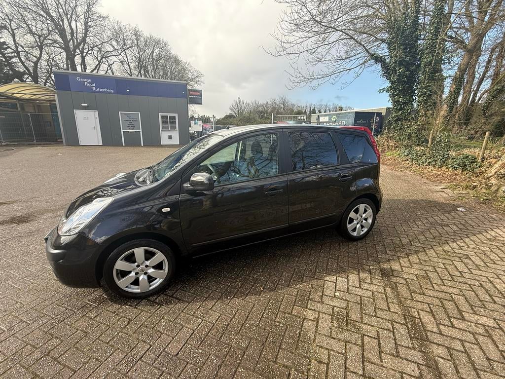 Nissan Note 1.4 16V 2006 Zwart trekhaak 108.000 km, Auto's, Voorwielaandrijving, 40 €/maand, 4 cilinders, Zwart