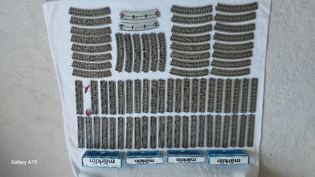 74 Märklin M-rail met gebogen bedding, Wisselstroom, Gebruikt, Rails, Ophalen of Verzenden