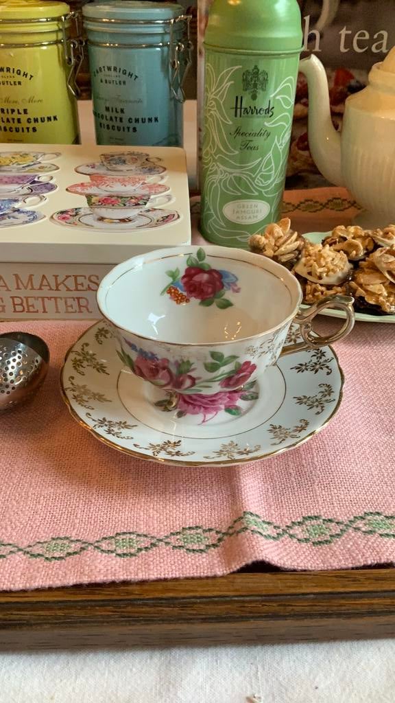 Duchess kop en schotel porselein /kop is op pootjes, Ophalen of Verzenden