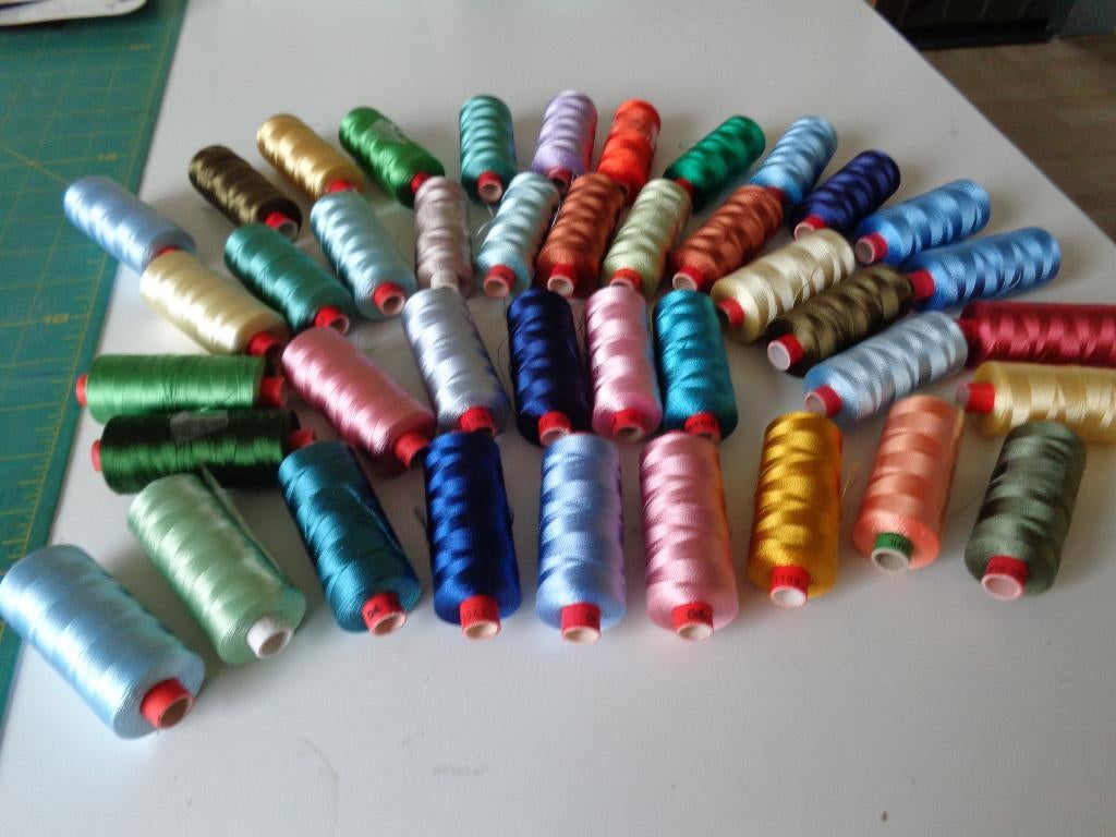 22 grote klossen Madeira Machine Borduur garen a 1.50 p.st, Ophalen of Verzenden, Nieuw, Machineborduren, Borduurgaren of Zijde